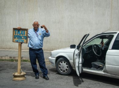Para criar um currículo de impacto, foque em clareza, relevância e otimização para ATS. Destaque suas conquistas com números,