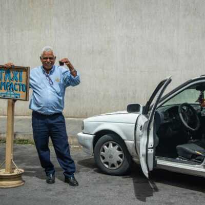Para criar um currículo de impacto, foque em clareza, relevância e otimização para ATS. Destaque suas conquistas com números,
