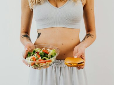 Para iniciar uma dieta vegetariana ou vegana, foque em alimentos integrais como frutas, vegetais, grãos, leguminosas e sement