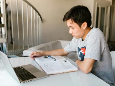 Educação e Internet: Desvendando o Potencial Ilimitado da Aprendizagem Digital para o Sucesso — educação e internet | Por Den