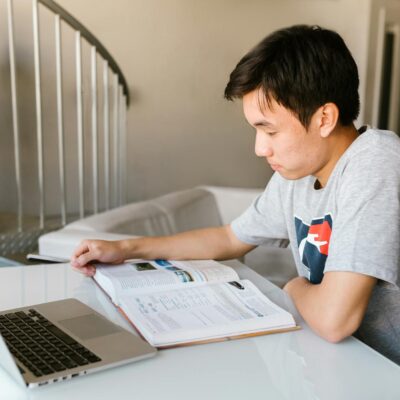 Educação e Internet: Desvendando o Potencial Ilimitado da Aprendizagem Digital para o Sucesso — educação e internet | Por Den