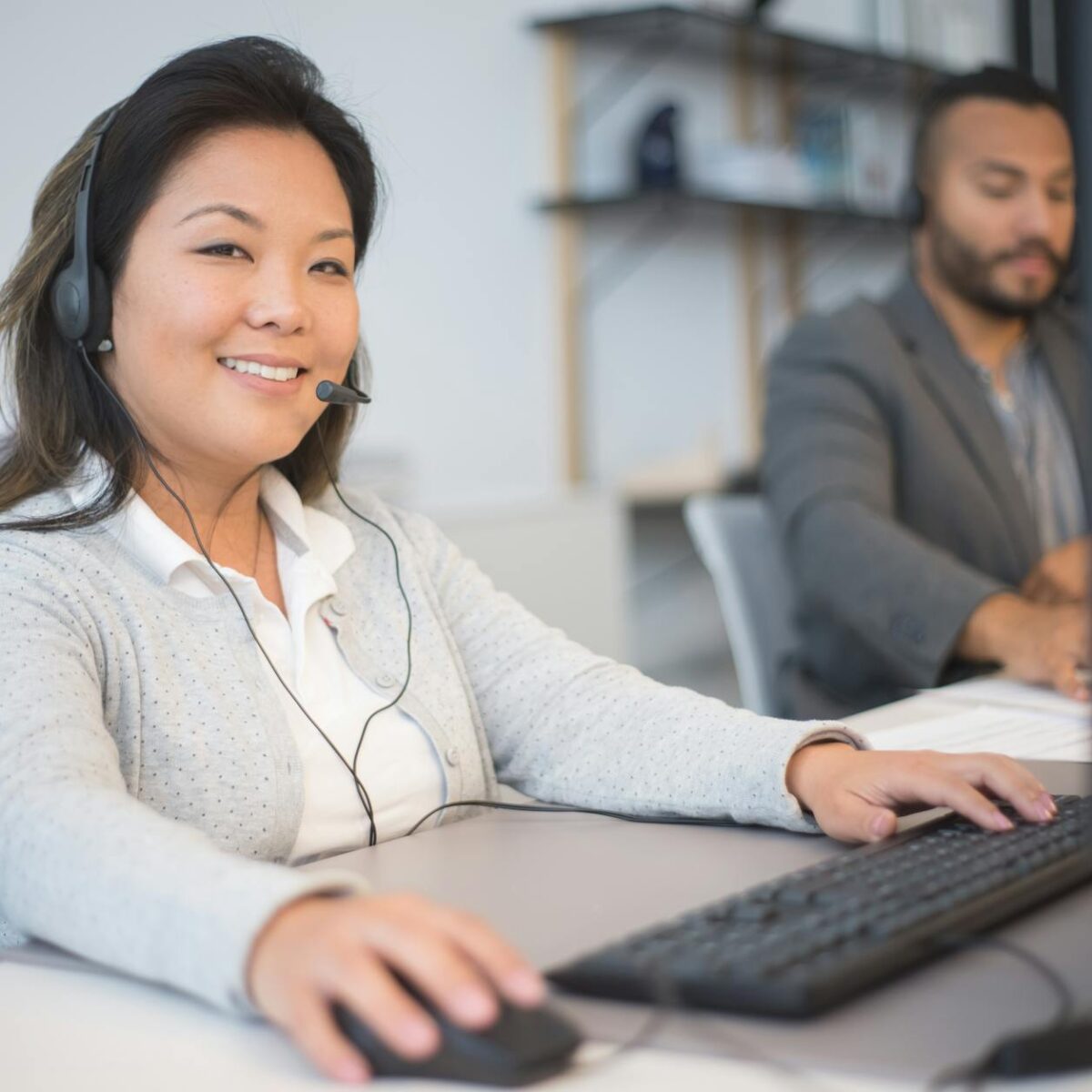 Para encontrar satisfação no trabalho, é fundamental alinhar seus valores pessoais com o propósito da sua função, buscar opor