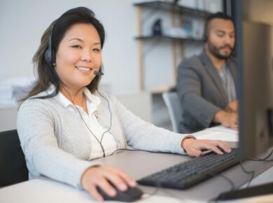 Para encontrar satisfação no trabalho, é fundamental alinhar seus valores pessoais com o propósito da sua função, buscar opor