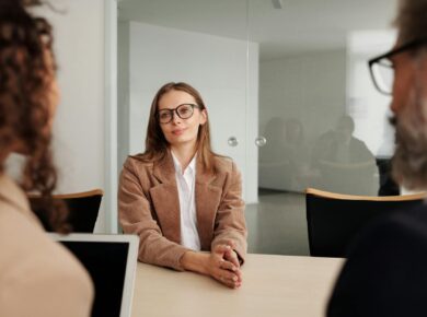 Para uma entrevista de emprego, prepare-se com as perguntas e respostas mais comuns. Isso inclui questões sobre suas experiên