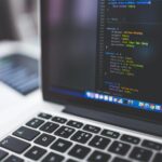 Para um Guia Completo para Desenvolvimento de Carreira, é essencial focar no autoconhecimento, estabelecer metas claras e inv