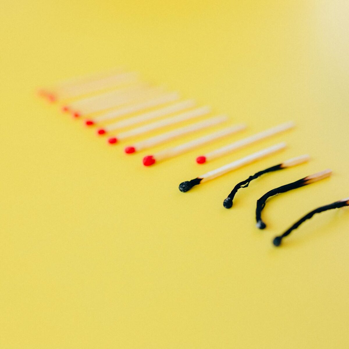 Para lidar com burnout na carreira, identifique sintomas como exaustão e desmotivação. Previna com limites claros, autocuidad