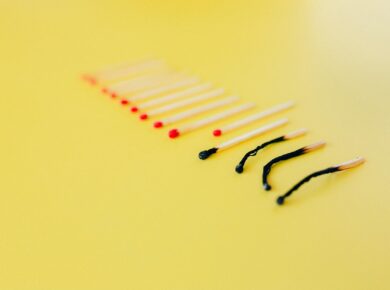 Para lidar com burnout na carreira, identifique sintomas como exaustão e desmotivação. Previna com limites claros, autocuidad