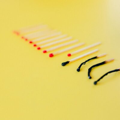 Para lidar com burnout na carreira, identifique sintomas como exaustão e desmotivação. Previna com limites claros, autocuidad