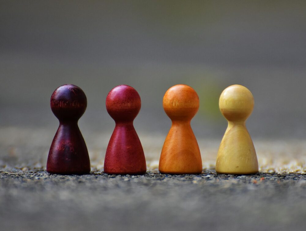 Para encontrar as melhores estratégias para procurar emprego, foque em otimizar seu currículo e perfil no LinkedIn, expandir