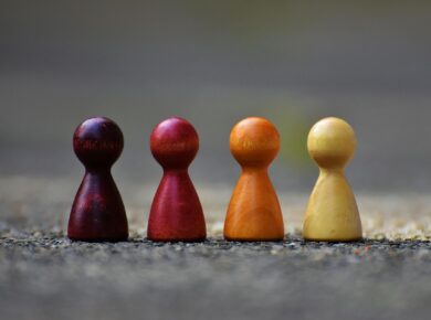 Para encontrar as melhores estratégias para procurar emprego, foque em otimizar seu currículo e perfil no LinkedIn, expandir