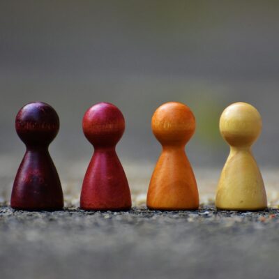 Para encontrar as melhores estratégias para procurar emprego, foque em otimizar seu currículo e perfil no LinkedIn, expandir